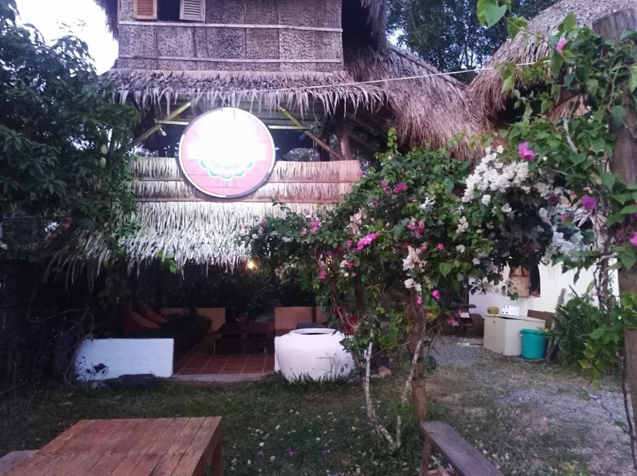 Mama Clares Hotel Sihanoukville Bagian luar foto